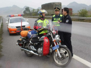 摩托车与高铁并驾齐驱，公共安全警钟的交警权威回应