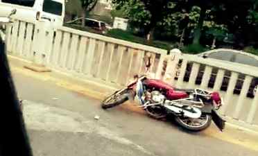 男子开锁骑车惊险瞬间，遭1米长五步蛇突袭咬中